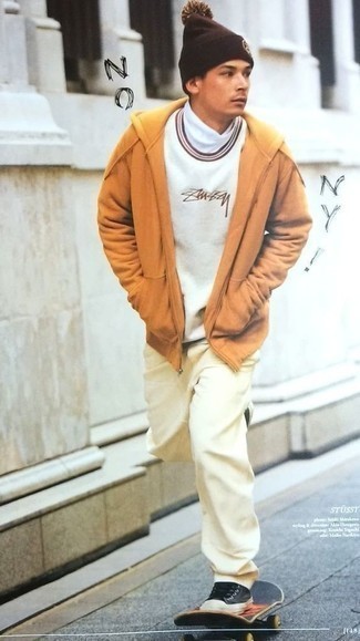 С чем носить желтый свитер мужчине