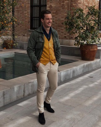 Какие брюки чинос носить с желтым трикотажным жилетом