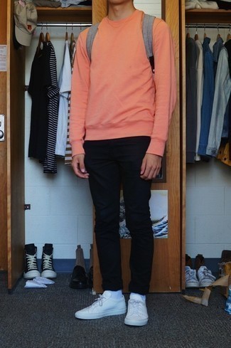 Как носить желтый свитшот с черными джинсами мужчине