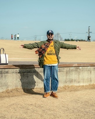 Какие джинсы носить с желтым свитшотем мужчине