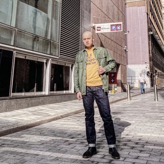 С чем носить желтый свитшот мужчине