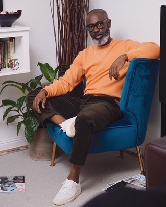 Какие низкие кеды носить с желтым свитшотем мужчине