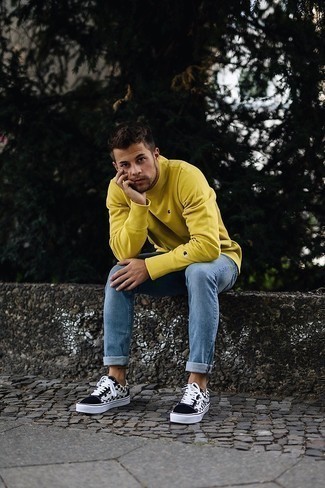 Какие низкие кеды носить с желтым свитшотем мужчине