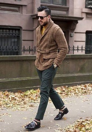 Какие брюки чинос носить с желтой водолазкой