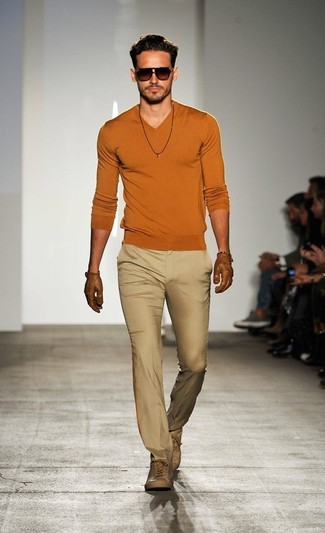 С чем носить желтый свитер с v-образным вырезом мужчине