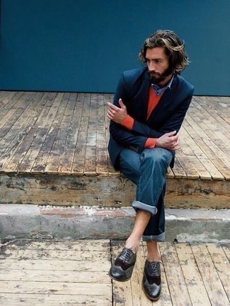 С чем носить желтый свитер с v-образным вырезом мужчине