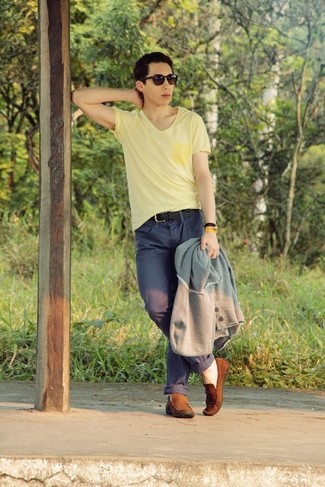 С чем носить желтую футболку с v-образным вырезом мужчине