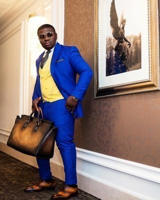 Как носить желтый жилет с темно-синим костюмом