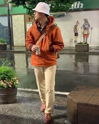 Какие брюки чинос носить с желтой ветровкой