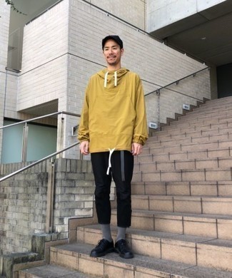 С чем носить желтую ветровку мужчине