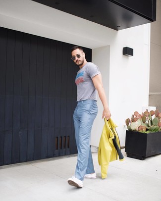 Какие низкие кеды носить с желтой ветровкой мужчине