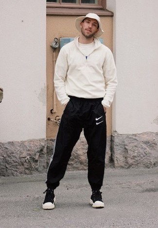 Как носить свитер с воротником на молнии с высокими кедами мужчине