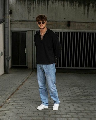 Как носить свитер с воротником на молнии с низкими кедами мужчине