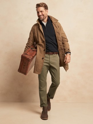 Как носить свитер с воротником на молнии с дождевиком мужчине