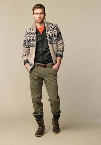 Как носить свитер на молнии с брюками карго