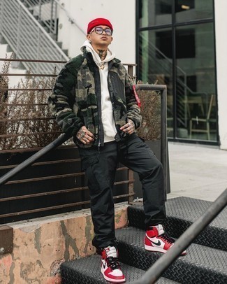 Как носить свитер на молнии с брюками карго