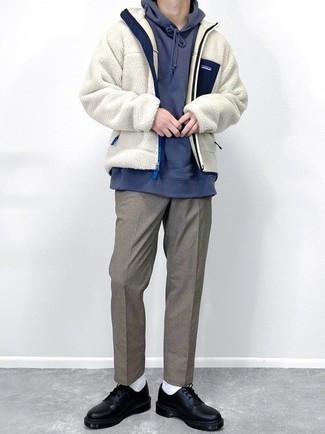 Как носить свитер на молнии с брюками чинос