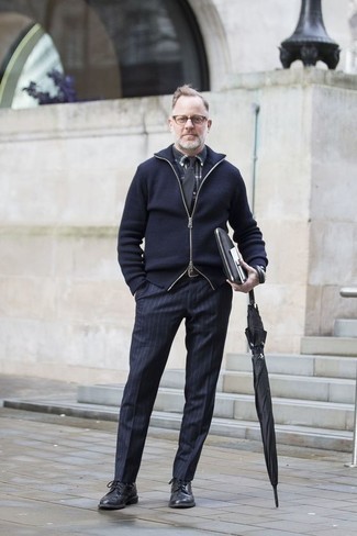 Как носить свитер на молнии с классическими брюками мужчине