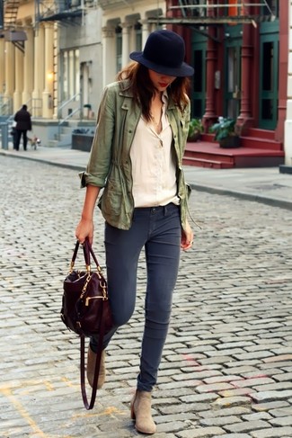 Модный лук: оливковый анорак, бежевая блуза на пуговицах, темно-серые джинсы скинни, бежевые замшевые ботильоны