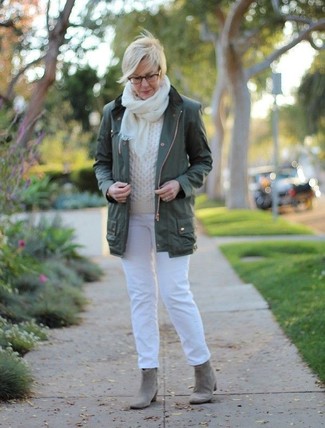 С чем носить оливковый анорака за 50 лет женщине: Оливковый анорак и белые джинсы — отличный ансамбль, если ты ищешь расслабленный, но в то же время модный образ. Вкупе с этим образом стильно смотрятся серые замшевые ботильоны.