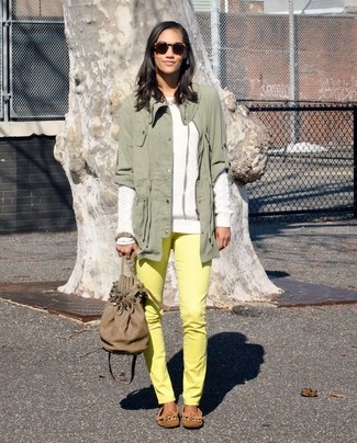 С чем носить зелено-желтые джинсы женщине весна в стиле кэжуал: Оливковый анорак и зелено-желтые джинсы — отличный выбор, если ты ищешь лёгкий, но в то же время модный лук. Вкупе с этим ансамблем чудесно будут выглядеть светло-коричневые кожаные топсайдеры с леопардовым принтом. Когда зима уходит и сменяется в весеннее время года, подобное сочетание оказывается в фаворитах у многих леди.