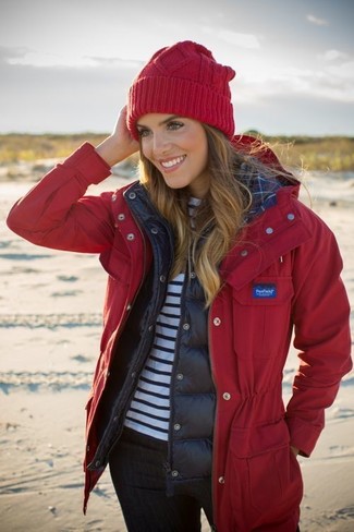 С чем носить красную вязаную шапку женщине в теплую погоду: Если ты любишь смотреться модно, чувствуя себя при этом комфортно и уверенно, стоит попробовать это сочетание черного жилета и красной вязаной шапки.