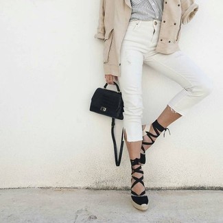 С чем носить черные эспадрильи в 30 лет женщине в теплую погоду: Бежевый анорак и белые джинсы скинни — замечательный вариант для несложного, но стильного образа. В этот лук не составит труда интегрировать пару черных эспадрилий.