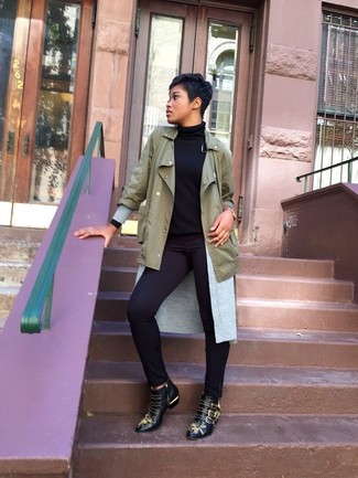 Как носить темно-зеленый анорака с серым открытым кардиганом женщине: Если в одежде ты ценишь комфорт и функциональность, темно-зеленый анорак и серый открытый кардиган — хороший вариант для модного наряда на каждый день. Переходя к, можно дополнить наряд черными кожаными ботильонами с шипами.