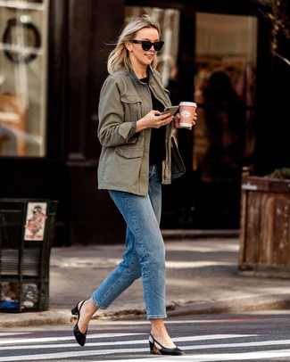Мода для 30-летних женщин: Оливковый анорак в сочетании с синими джинсами несомненно будет обращать на тебя восхищенные взгляды. В качестве завершения этого лука сюда просятся черные кожаные туфли.