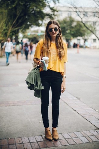 С чем носить зелено-желтую футболку с круглым вырезом женщине осень: Зелено-желтая футболка с круглым вырезом и черные джинсы скинни — прекрасный образ, если ты ищешь лёгкий, но в то же время стильный образ. В этот лук очень просто интегрировать пару светло-коричневых кожаных ботинок челси. Подобное сочетание вещей обязательно полюбится тебе осенью.