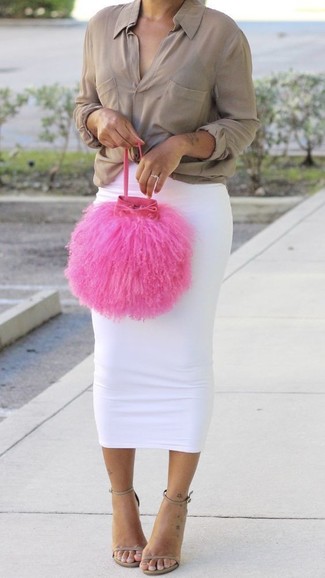 С чем носить ярко-розовую сумку женщине лето в деловом стиле: Если ты ценишь комфорт и практичность, бежевая блуза на пуговицах и ярко-розовая сумка — превосходный выбор для модного повседневного образа. Весьма выгодно здесь смотрятся бежевые кожаные босоножки на каблуке. Пережить мучительную летнюю жару несомненно легче, когда ты одета вот так.
