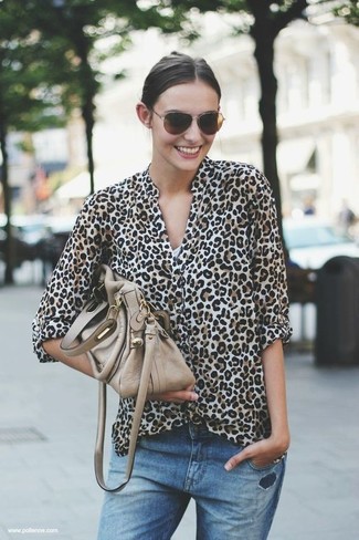 С чем носить бежевую кожаную сумку-саквояж: Бежевая блуза на пуговицах с леопардовым принтом и бежевая кожаная сумка-саквояж — хорошая формула для воплощения стильного и функционального наряда.