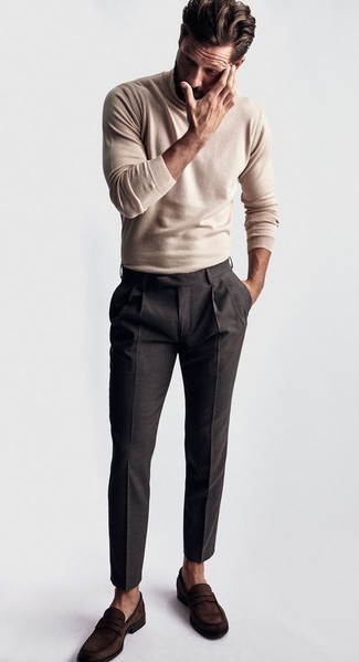 С чем носить светло-коричневый свитер мужчине в деловом стиле: Светло-коричневый свитер в паре с темно-серыми классическими брюками позволит создать модный и привлекательный образ. Опасаешься выглядеть несерьезно? Закончи этот образ темно-коричневыми замшевыми лоферами.