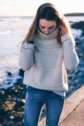 С чем носить светло-коричневый свитер женщине: Подружки по достоинству оценят твое чувство стиля, когда увидят тебя в светло-коричневом свитере и синих джинсах скинни.