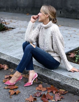 С чем носить ярко-розовые бархатные туфли: Подруги безусловно оценят твой стиль, если увидят тебя в бежевой вязаной водолазке и темно-синих рваных джинсах скинни. Если говорить об обуви, ярко-розовые бархатные туфли станут замечательным выбором.