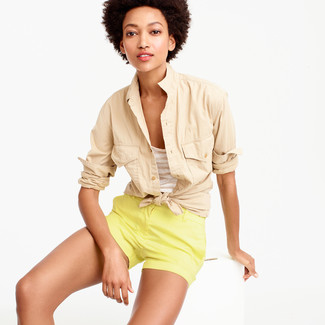 С чем носить светло-коричневую рубашку женщине: Светло-коричневая рубашка и желтые шорты — необходимые составляющие в гардеробе любительниц стиля casual.
