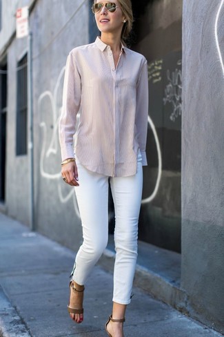 С чем носить темно-бирюзовые кожаные босоножки на каблуке в 30 лет: Бежевая классическая рубашка выглядит прекрасно с белыми джинсами скинни. В паре с этим образом удачно будут смотреться темно-бирюзовые кожаные босоножки на каблуке.