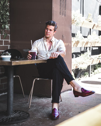 Какие классические брюки носить с темно-пурпурными лоферами с кисточками: Бежевая классическая рубашка смотрится отлично в паре с классическими брюками. Темно-пурпурные лоферы с кисточками позволят сделать ансамбль не таким официальным.