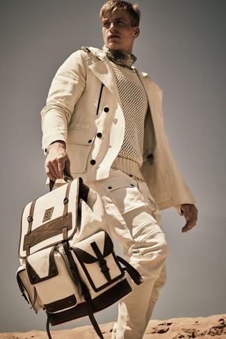С чем носить бежевый рюкзак мужчине в теплую погоду: Если в одежде ты делаешь ставку на комфорт и практичность, бежевая косуха из саржи и бежевый рюкзак — отличный вариант для привлекательного повседневного мужского образа.