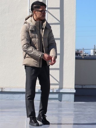 Как носить высокие кеды с брюками чинос в 30 лет в холод: Любишь выглядеть дорого? Тогда лук из бежевой куртки-пуховика и брюк чинос ориентировано как раз на тебя. Тебе нравятся смелые решения? Можешь дополнить свой образ высокими кедами.