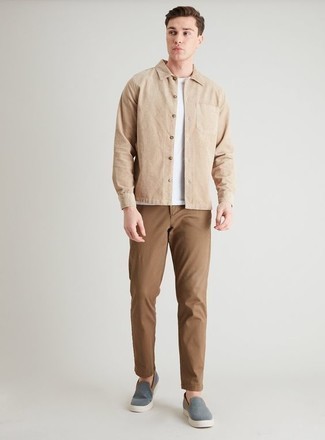 Модный лук: бежевая вельветовая куртка-рубашка, белая футболка с круглым вырезом, светло-коричневые брюки чинос, синие слипоны из плотной ткани