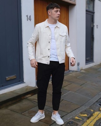 Модный лук: бежевая куртка-рубашка, белая футболка с круглым вырезом, черные брюки чинос, белые кожаные низкие кеды