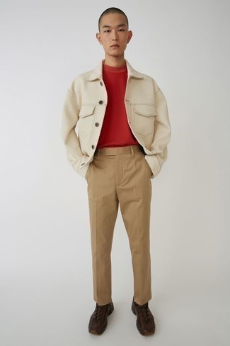 Как носить бежевую куртку-рубашку с темно-коричневыми кроссовками мужчине в теплую погоду: Бежевая куртка-рубашка и светло-коричневые брюки чинос — прекрасный выбор для приверженцев дресс-кода smart casual. Ты сможешь легко приспособить такой образ к повседневным реалиям, надев темно-коричневыми кроссовками.