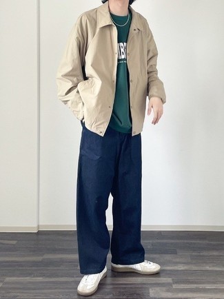 Модный лук: бежевая куртка-рубашка, темно-зеленая футболка с круглым вырезом с принтом, темно-синие брюки чинос, белые кожаные низкие кеды