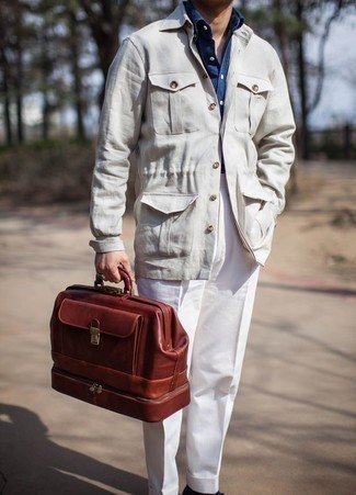 Какие классические брюки носить с бежевой курткой-рубашкой в 30 лет мужчине в стиле смарт-кэжуал: Бежевая куртка-рубашка и классические брюки позволят создать эффектный мужской образ.