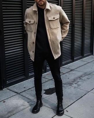 С чем носить шерстяную куртку мужчине: Шерстяная куртка в сочетании с черными зауженными джинсами позволит выразить твою индивидуальность. Уравновесить лук и добавить в него толику классики помогут черные кожаные повседневные ботинки.