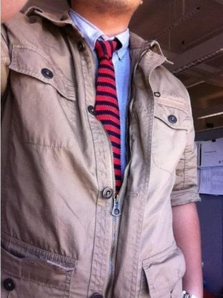 С чем носить темно-сине-красный галстук в горизонтальную полоску мужчине весна: Сочетание бежевой полевой куртки и темно-сине-красного галстука в горизонтальную полоску позволит составить запоминающийся мужской образ. Когда зимняя пора уходит и сменяется весной, хочется выделяться, излучать силу и уверенность и обращать на себя взгляды прекрасных дам. Подобный образ обязательно поможет достичь именно этого.
