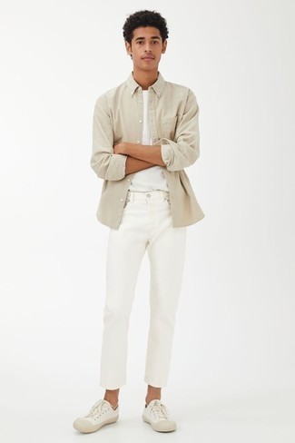 С чем носить белые джинсы в 20 лет мужчине в стиле кэжуал: Ансамбль из бежевой рубашки с длинным рукавом и белых джинсов как нельзя лучше подчеркнет твой личный стиль. Весьма недурно здесь будут смотреться белые низкие кеды из плотной ткани.