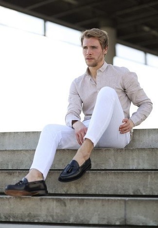 Модный лук: бежевая рубашка с длинным рукавом, белые брюки чинос, черные кожаные лоферы с кисточками