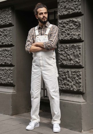 Как носить светло-коричневую рубашку с длинным рукавом с белыми низкими кедами из плотной ткани мужчине: Если ты ценишь удобство и функциональность, светло-коричневая рубашка с длинным рукавом и белые джинсовые комбинезон — хороший вариант для стильного мужского лука на каждый день. Чудесно сюда подойдут белые низкие кеды из плотной ткани.